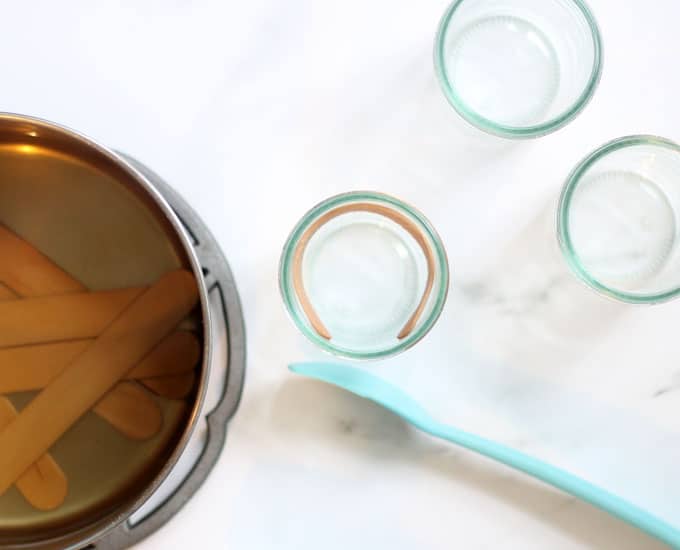 Placer un bâton de popsicle autour d'un petit pot Mason