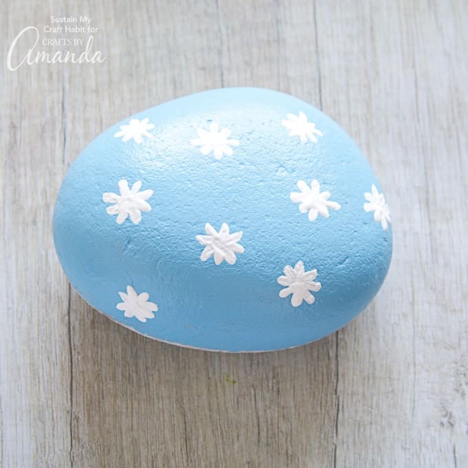 How to make daisy painted rocks step 4