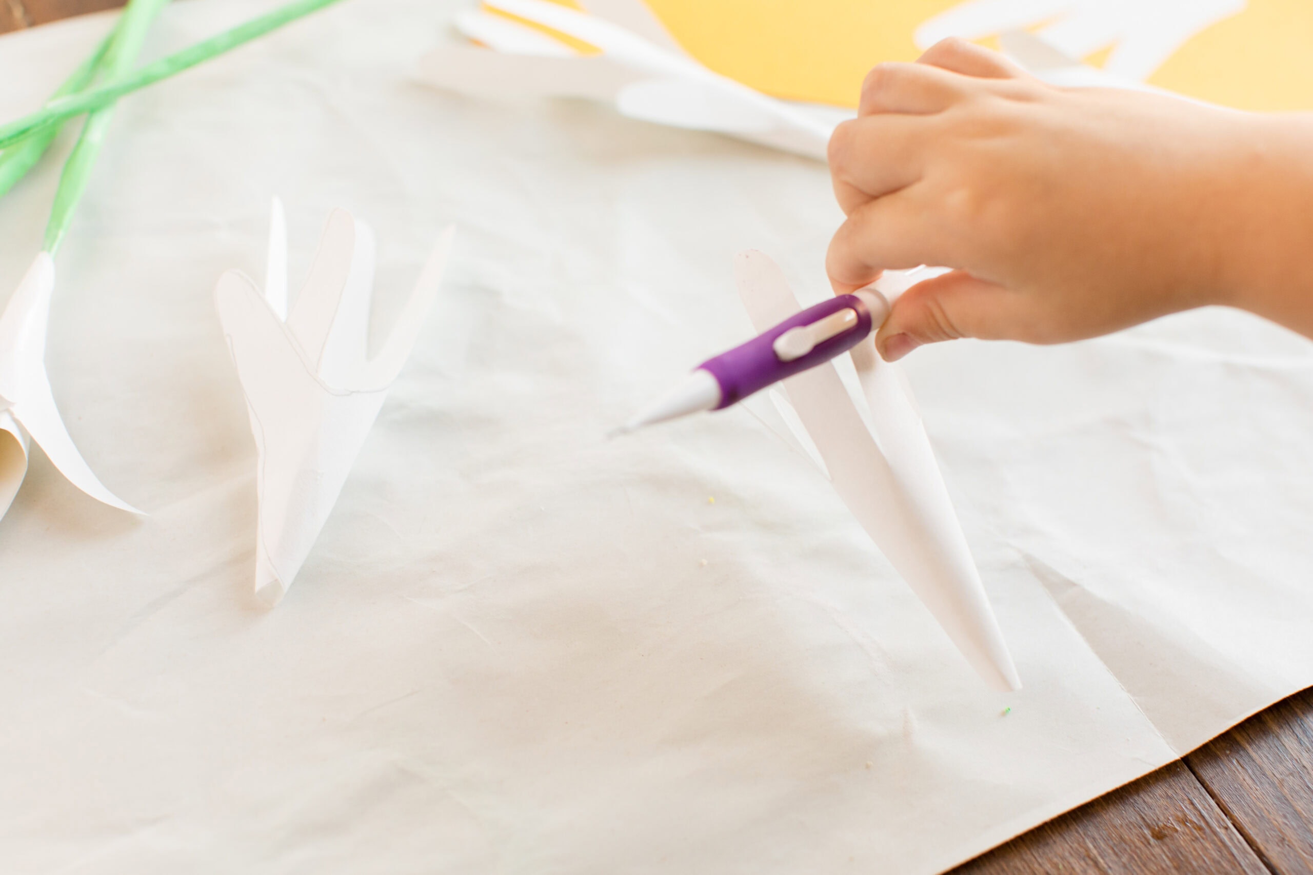 using a marker to roll paper flowers