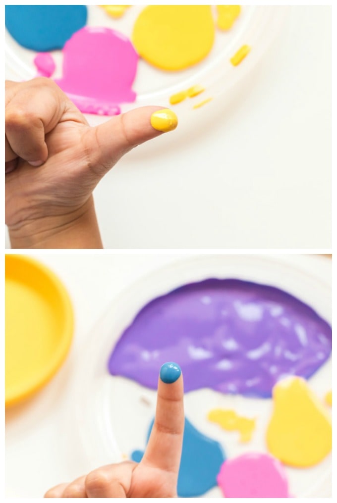 mojar los dedos en pintura