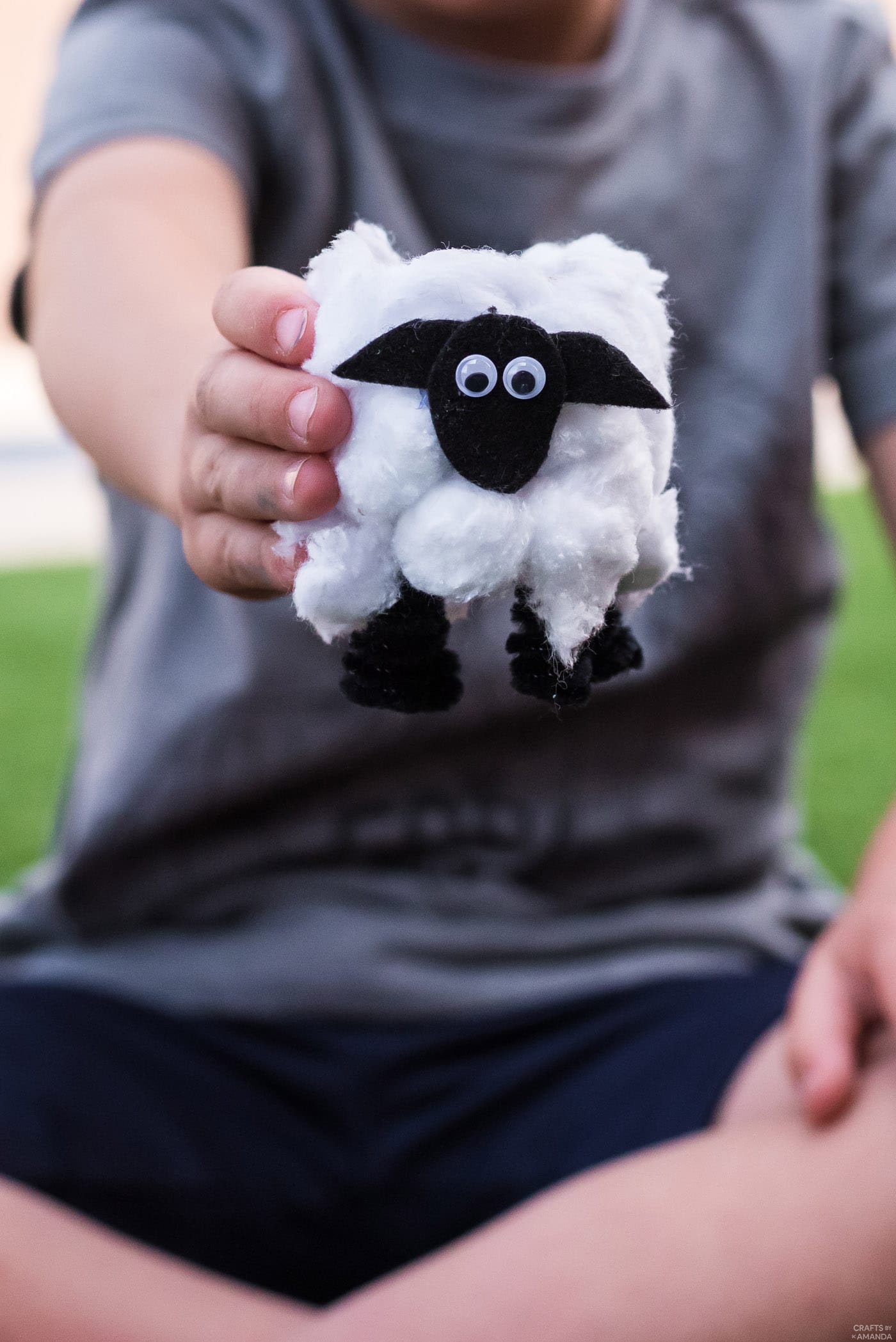 Cardboard Tube Lambs: an adorably easy Easter craft for kids!