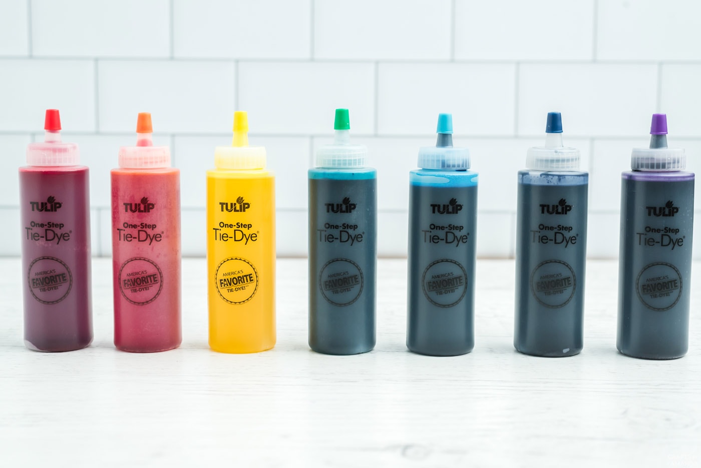 botellas de tie dye en diferentes colores