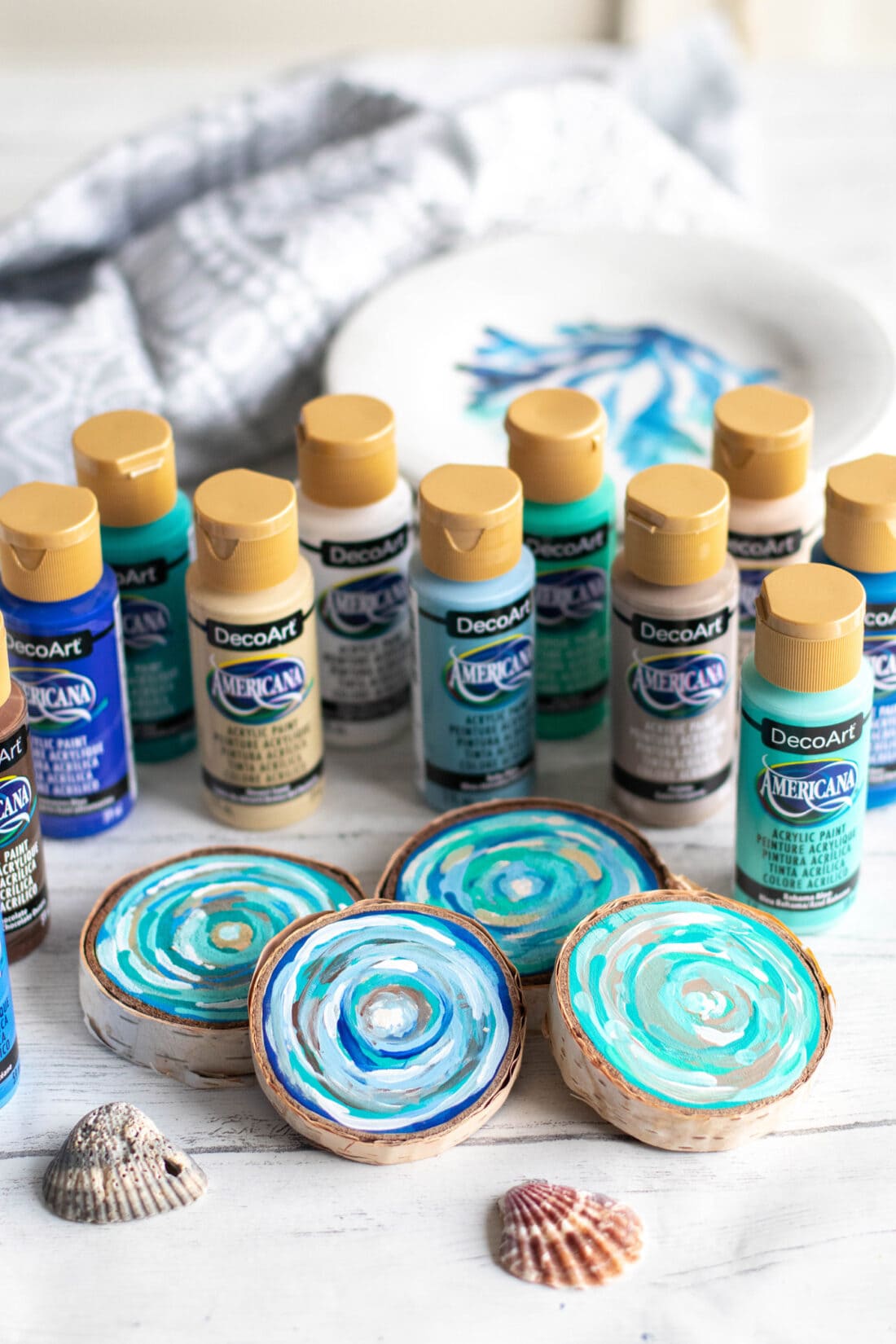 Декорируйте краски с помощью подстаканников Coastal Wood Slice Coasters