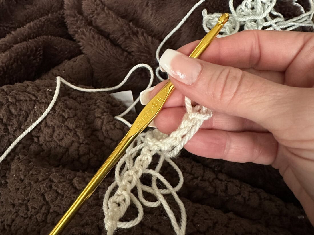 the first stitches of crochet